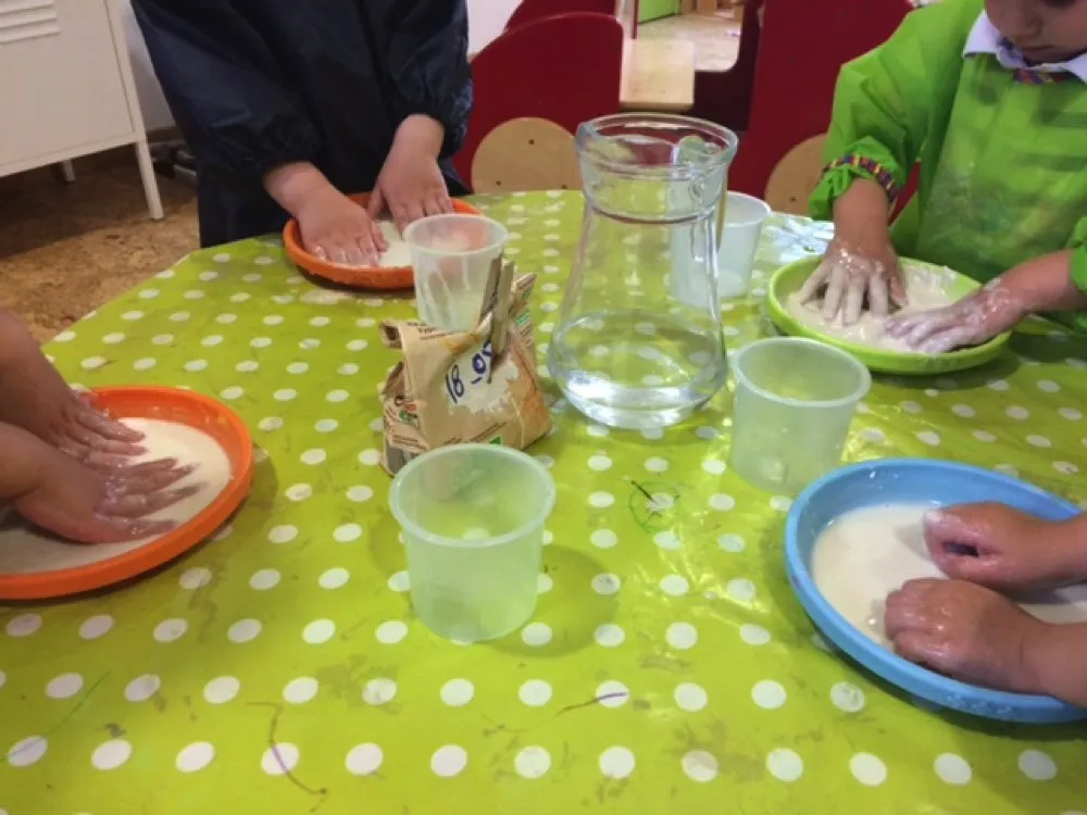 Jeu sensoriel à l'eau à la micro-crèche Le Tipi des Mayas à Mézy-sur-Seine