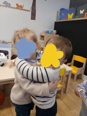 Moment de complicité entre deux enfants à la micro-crèche de Porchefontaine à Versailles