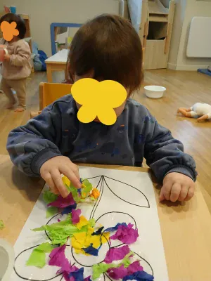 Atelier créatif fleur en papier à la micro-crèche de Porchefontaine à Versailles