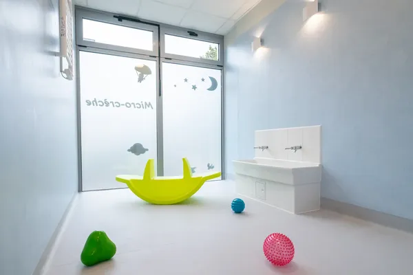 Salle d'hygiène adaptée aux enfants à la micro-crèche de Porchefontaine à Versailles