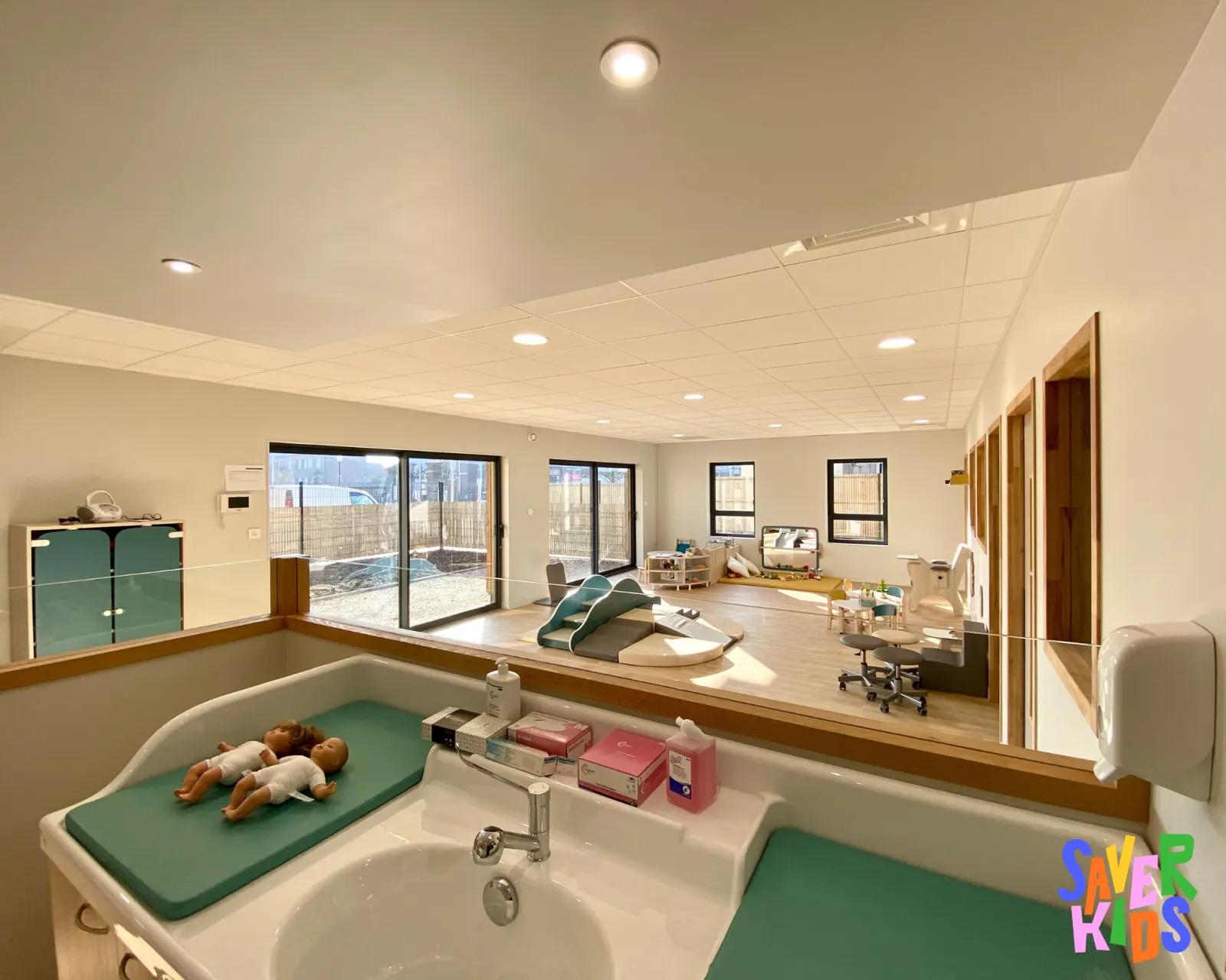 Salle de vie des bébés à la crèche Saver Kids à Feuquières