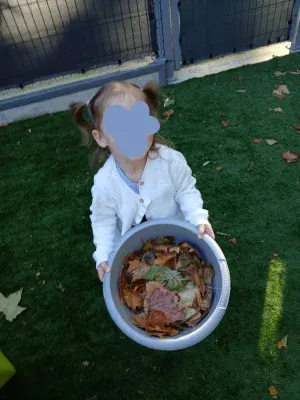 Activité de découverte des saisons dans le jardin de la micro-crèche de Viroflay