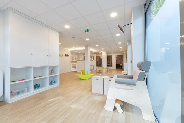 Salle de jeux et rangements de la micro-crèche Les Bébés Explorateurs à Viroflay