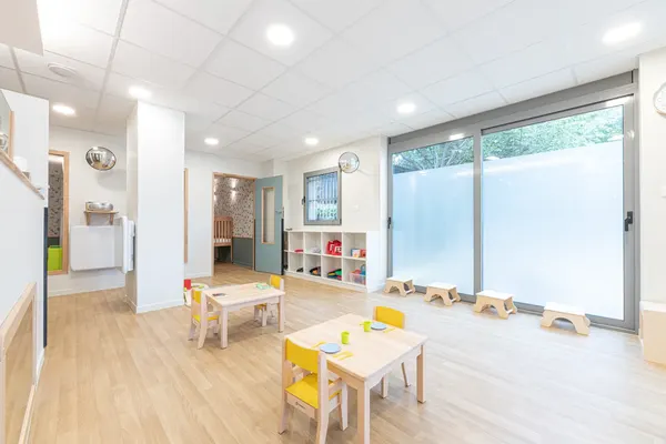 Salle de repas ouverte sur la terrasse de la micro-crèche de Viroflay