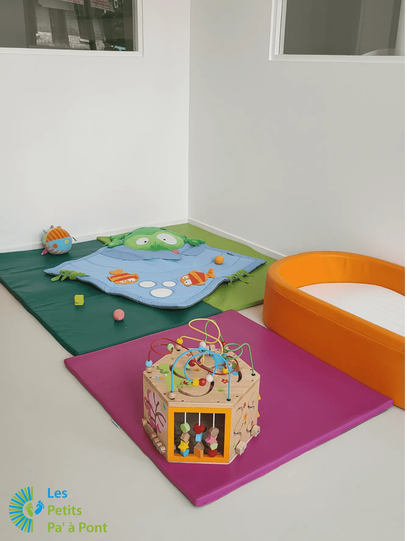 Espace de motricité et tapis d'éveil à la crèche Les Petits Pa'à Pont
