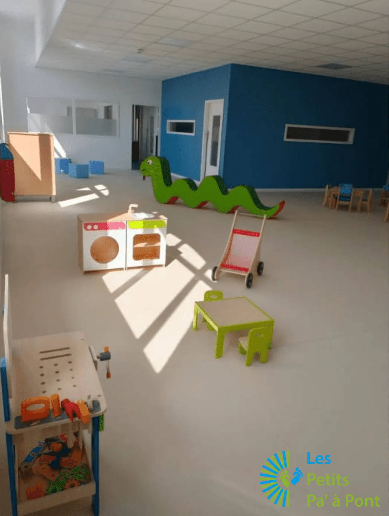 Salle de vie lumineuse de la crèche Les Petits Pa'à Pont à Pont-Rémy