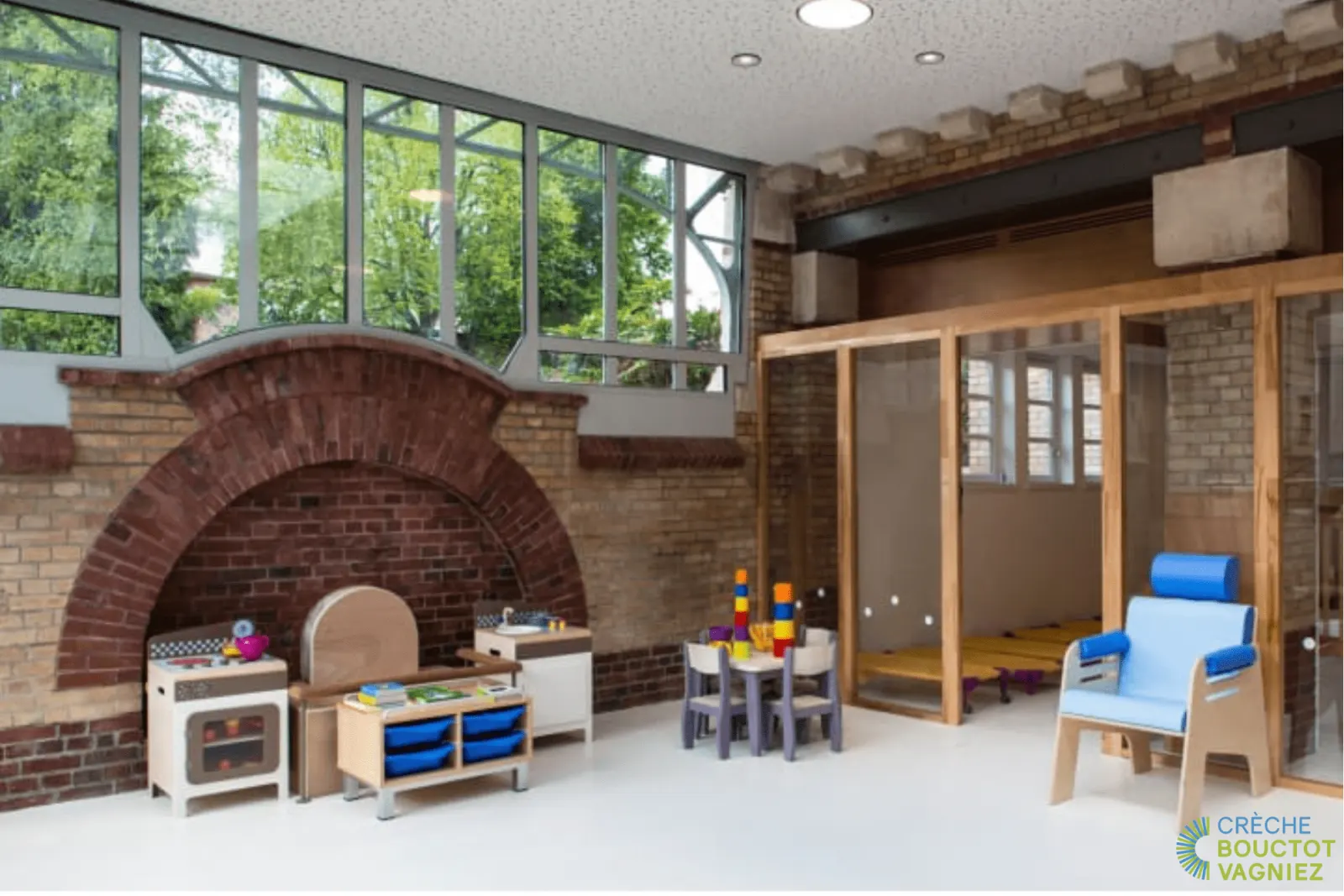 Espace de jeux sous verrière et brique ancienne à la crèche Bouctot Vagniez à Amiens