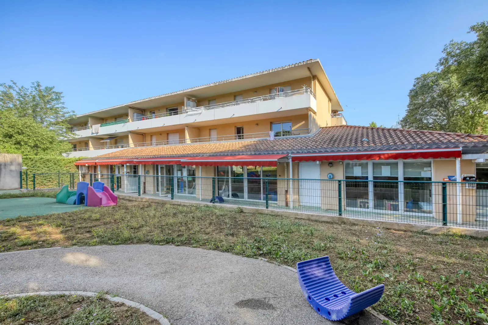 Façade et cour extérieure de la crèche Cache-Cache, Les Milles