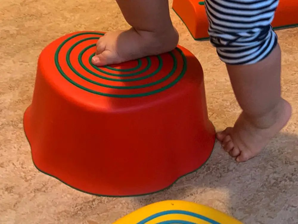 Motricité libre à la micro-crèche Le Tipi des Mics Macs