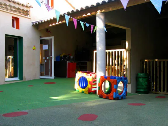 Terrasse couverte et cour extérieure de la crèche Les Petites Canailles à Nîmes