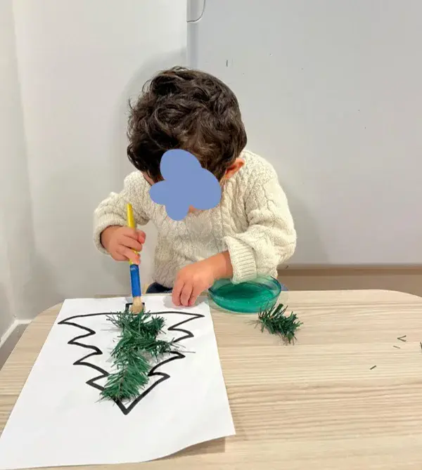 Atelier peinture des enfants à la micro-crèche Les Bébés Explorateurs d'Alésia