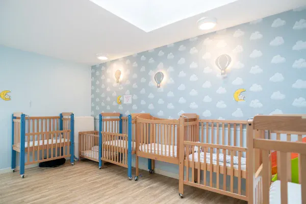 Dortoir de la micro-crèche Les Bébés Explorateurs à Paris 14e Alésia