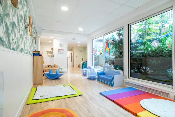 Une <strong>micro-crèche</strong> nichée autour d'un patio verdoyant, au cœur du 14e