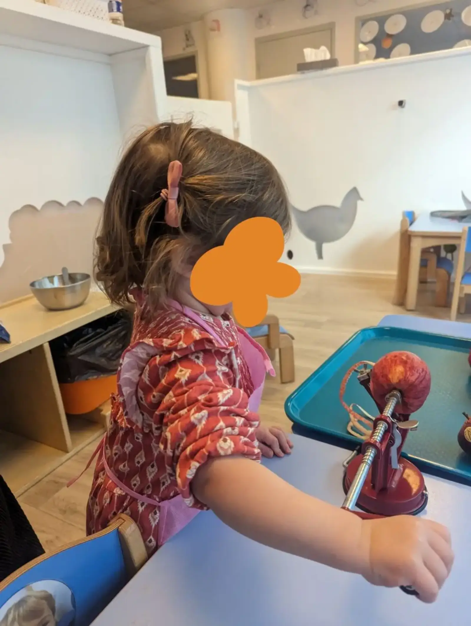 Atelier cuisine tarte aux pommes à la crèche Les Explorateurs d'Asnières-sur-Seine