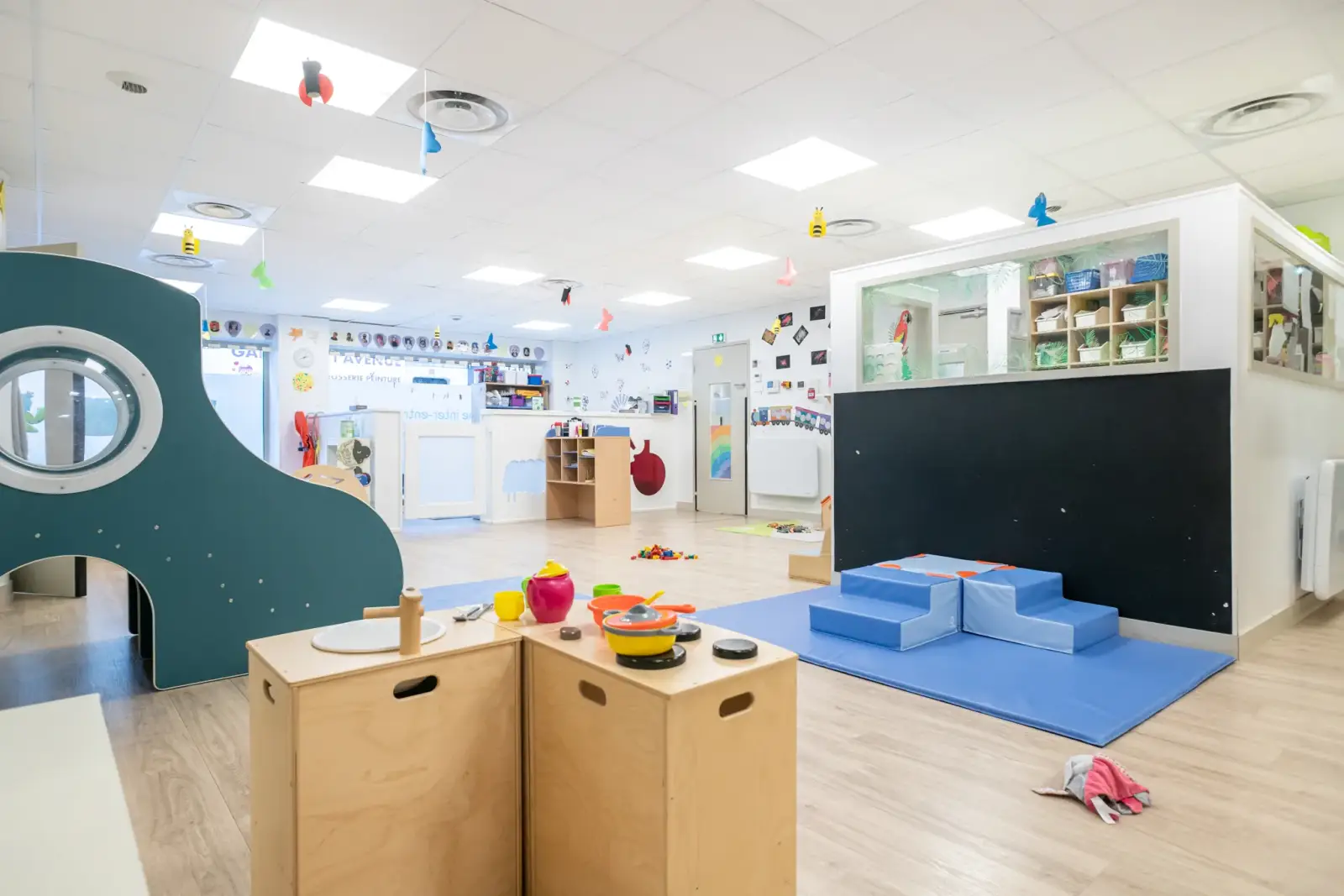 Coin cuisine et espace des grands à la crèche Les Explorateurs d'Asnières-sur-Seine