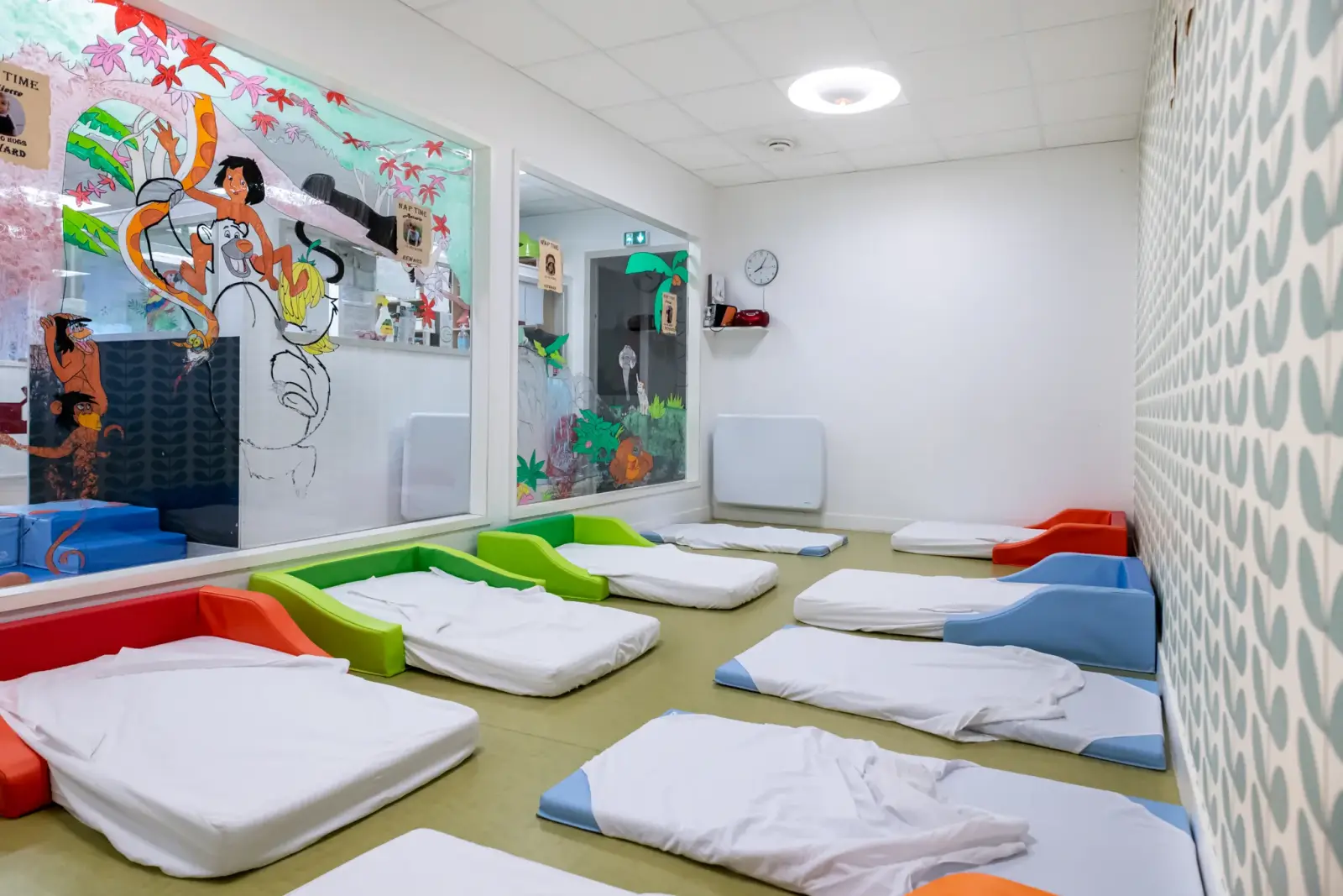 Dortoir sur le thème de la jungle à la crèche Les Explorateurs d'Asnières-sur-Seine