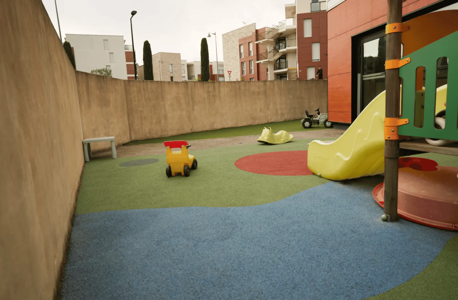 Cour extérieure sécurisée de la micro-crèche Monti'loup