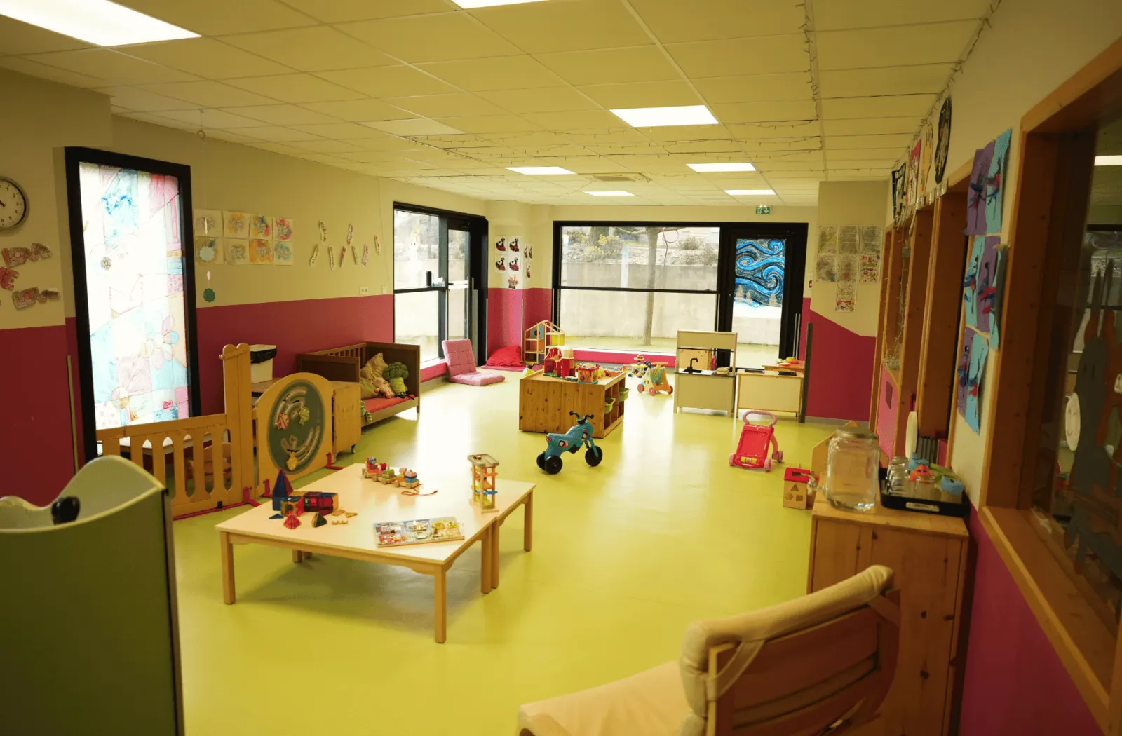 Salle de vie et coin jeux de la micro-crèche Monti'loup à Montélimar