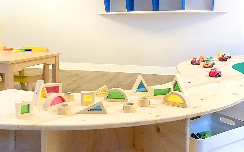 Jeux d'éveil en bois à la micro-crèche Bonnetoile à Valence