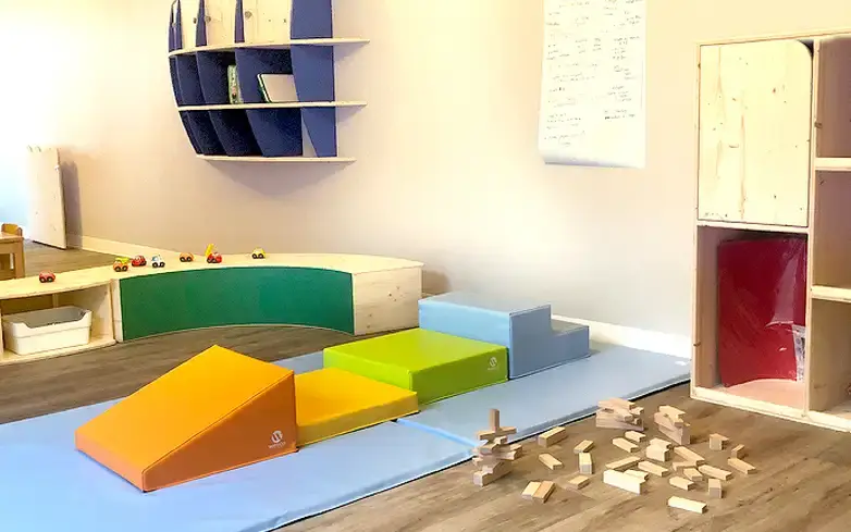 Parcours de motricité libre avec modules en mousse à la micro-crèche Bonnetoile