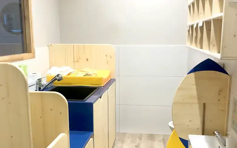 Salle de change et sanitaires de la micro-crèche Bonnetoile à Valence