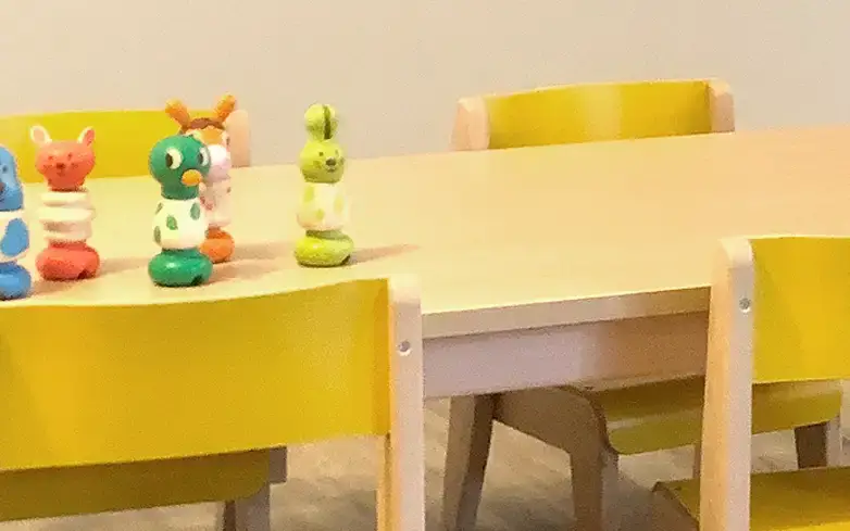 Table et chaises adaptées aux enfants à la micro-crèche Bonnetoile à Valence
