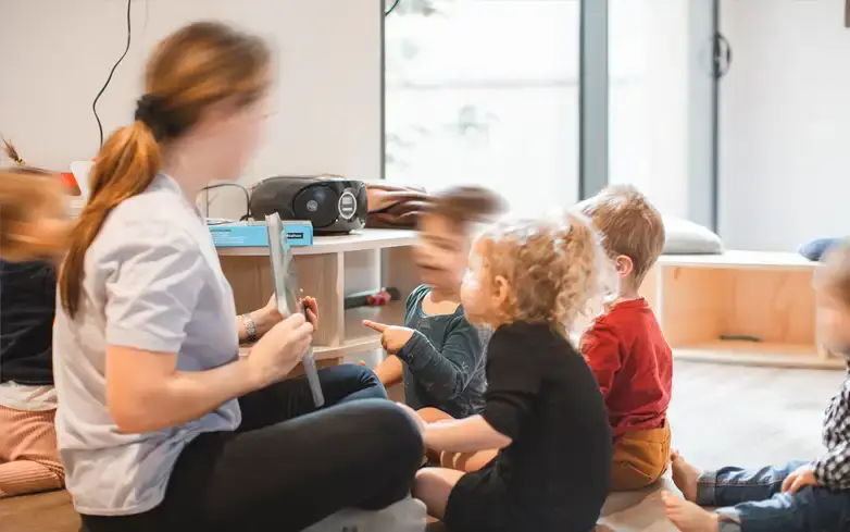 Temps calme et lecture en groupe à la micro-crèche Bonnetoile à Valence