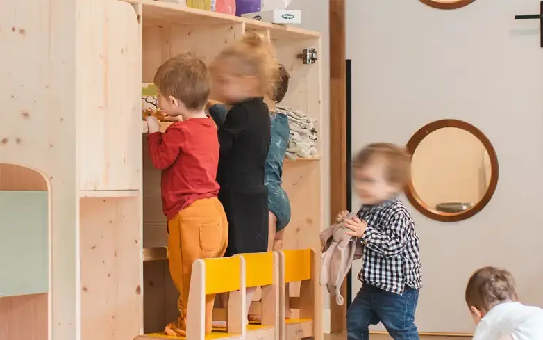 Espace de rangement des affaires des enfants à la micro-crèche Bonnetoile