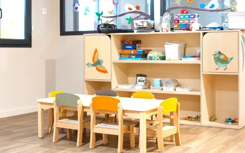 Coin repas et rangements ludiques à la micro-crèche Topaze