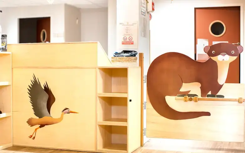 Entrée décorée d'une fresque animalière à la micro-crèche Topaze