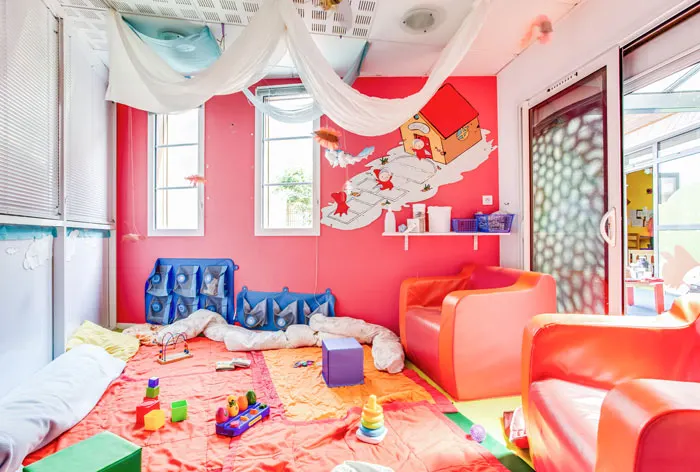 Coin repos et jeux pour les bébés à la crèche d'Angers