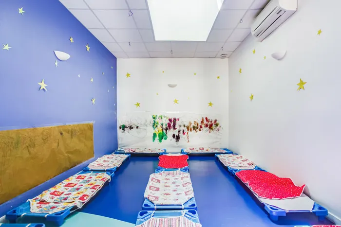 Dortoir de sieste de la crèche d'Angers