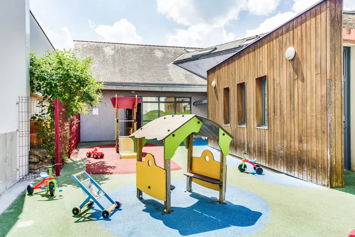 Jardin extérieur de la crèche Les Petits Chaperons Rouges à Angers