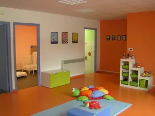 Espace de circulation vers les dortoirs, micro-crèche Le Pont-de-Beauvoisin