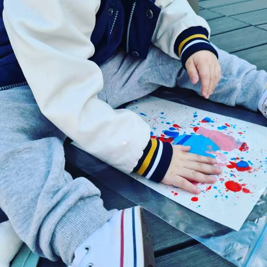 Activité peinture à la micro-crèche Les P'tits Pieds de Riedisheim