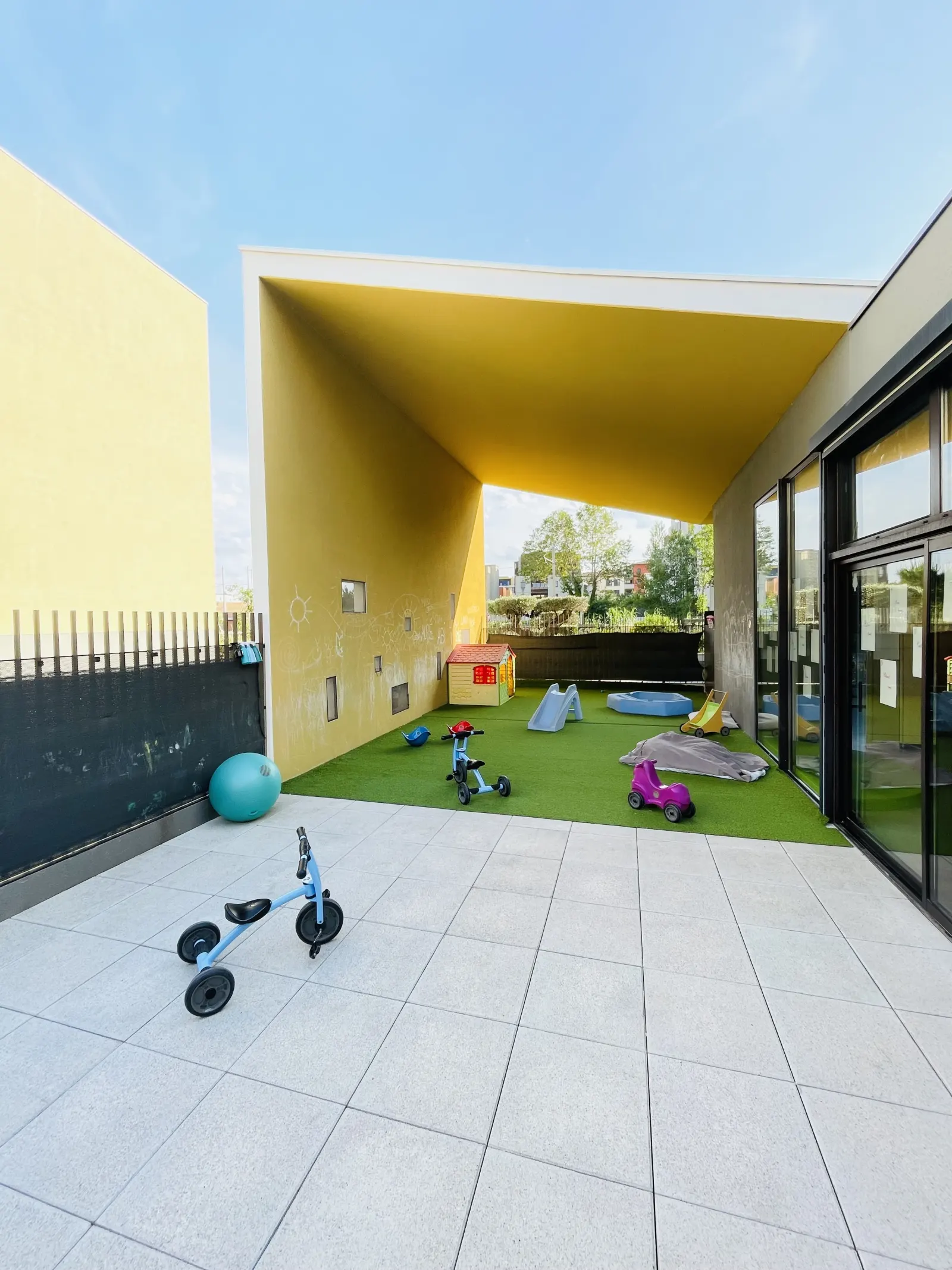 Espace extérieur de la micro-crèche Les Lucioles à Saint-Jean-de-Védas