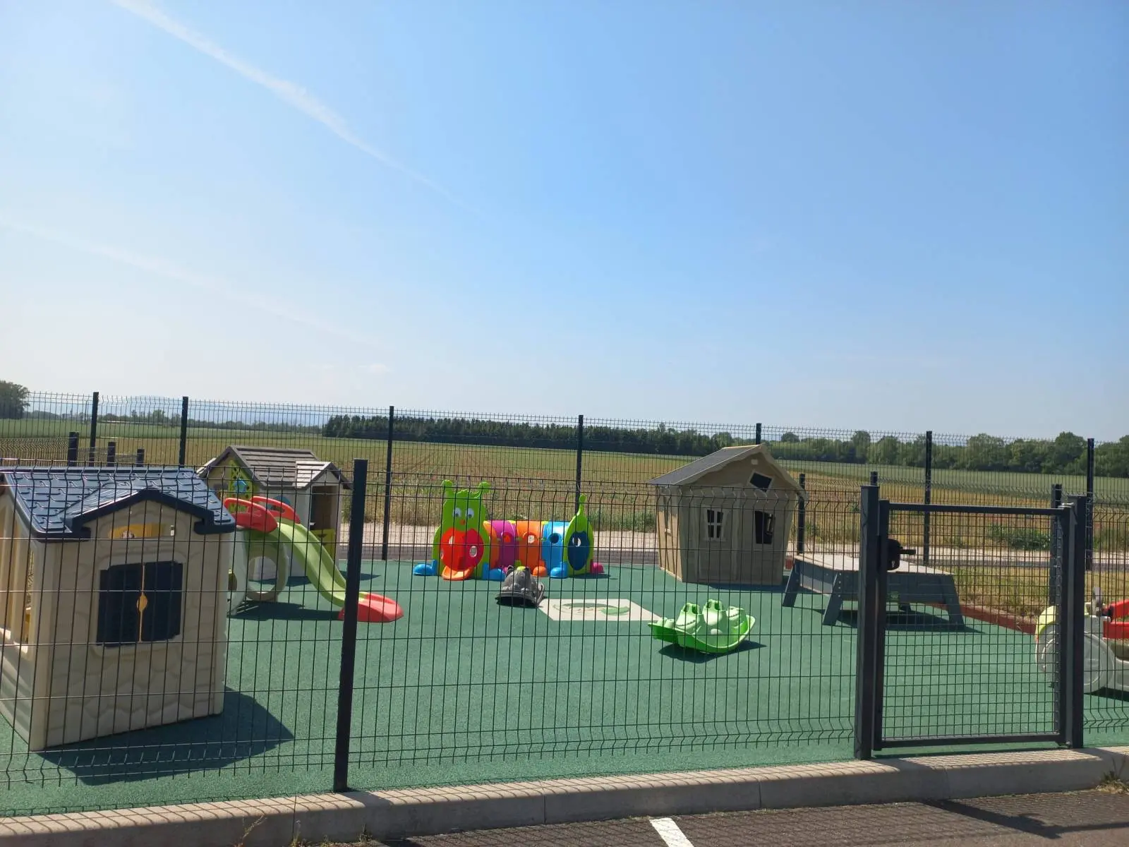 Jardin extérieur sécurisé de la micro-crèche Baby's Home à Hangenbieten