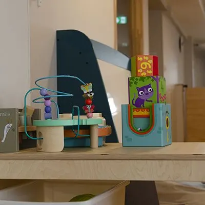 Jeux d'éveil en bois à la micro-crèche Auguste à Paris 17