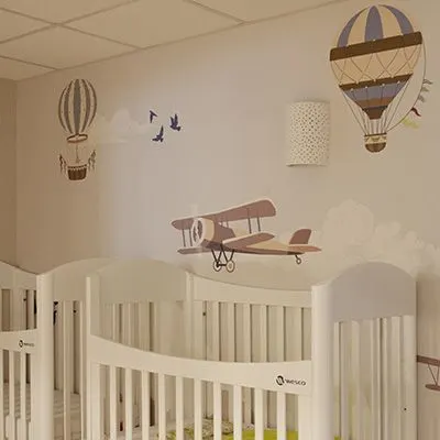 Salle de sommeil sur le thème des montgolfières à la micro-crèche Auguste à Paris 17