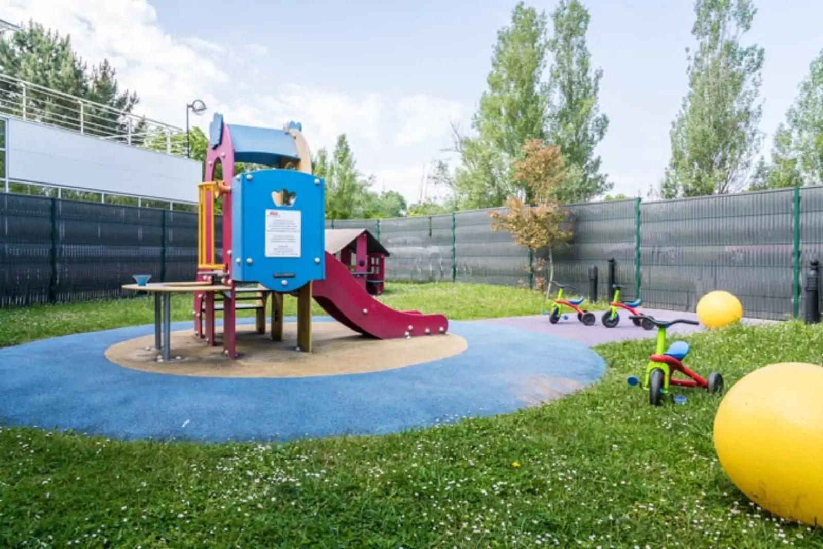 Jardin extérieur avec structure de jeux de la crèche Mérignac
