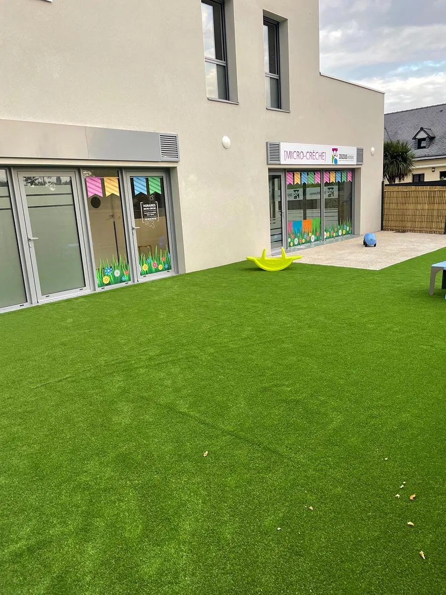 Façade et jardin engazonné de la micro-crèche Les Zouzous Rennais à Saint-Erblon