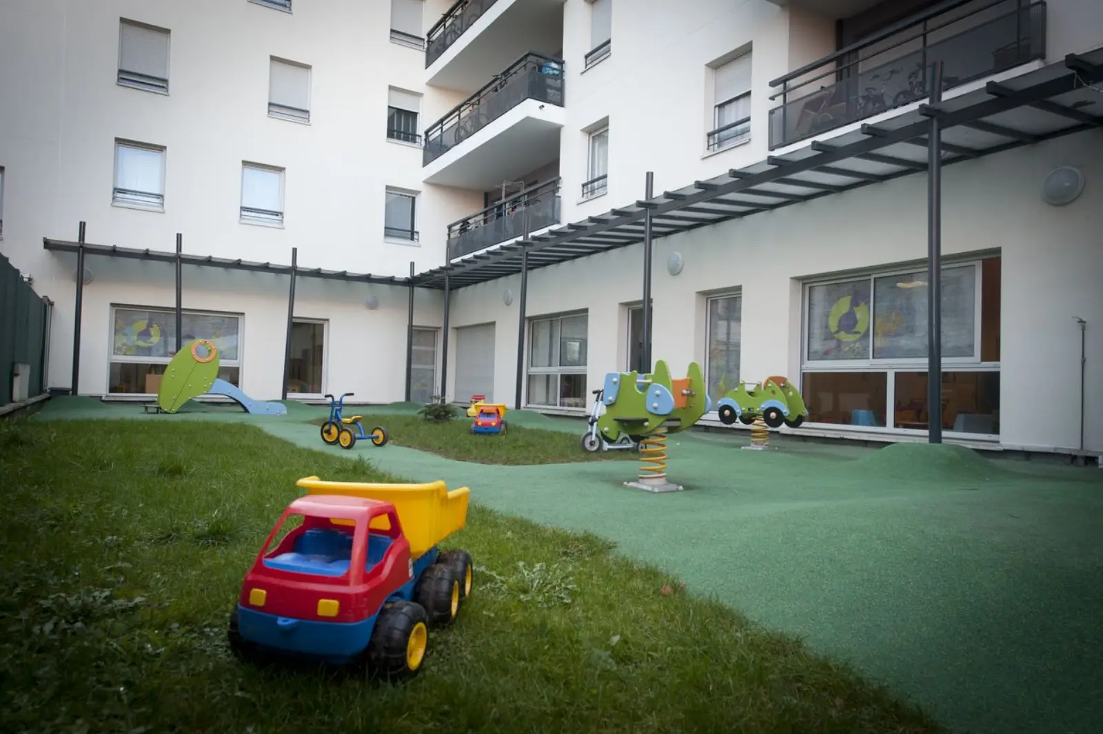 Jardin extérieur avec jeux de la crèche La Maison Kangourou Bobigny