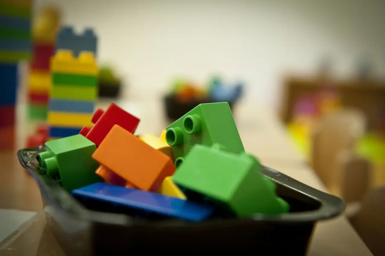 Jeux de construction et d'éveil à la crèche La Maison Kangourou Bobigny