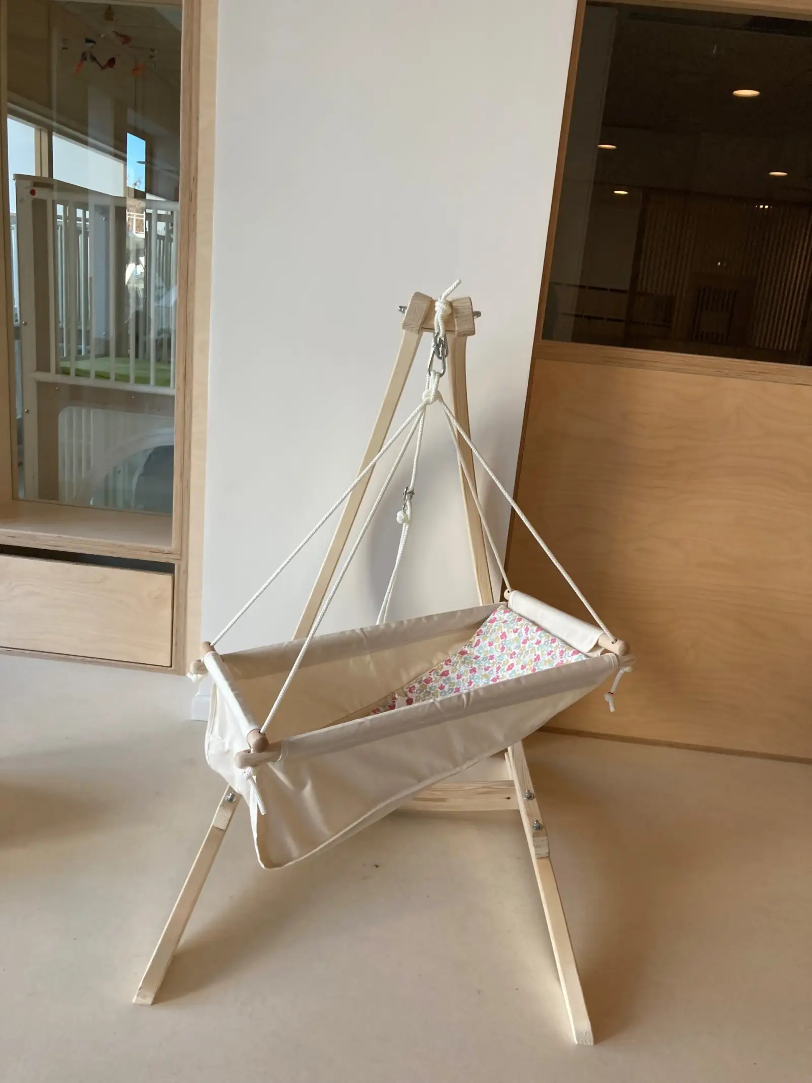 Berceau suspendu en bois pour les tout-petits à la crèche de Bobigny Écocité