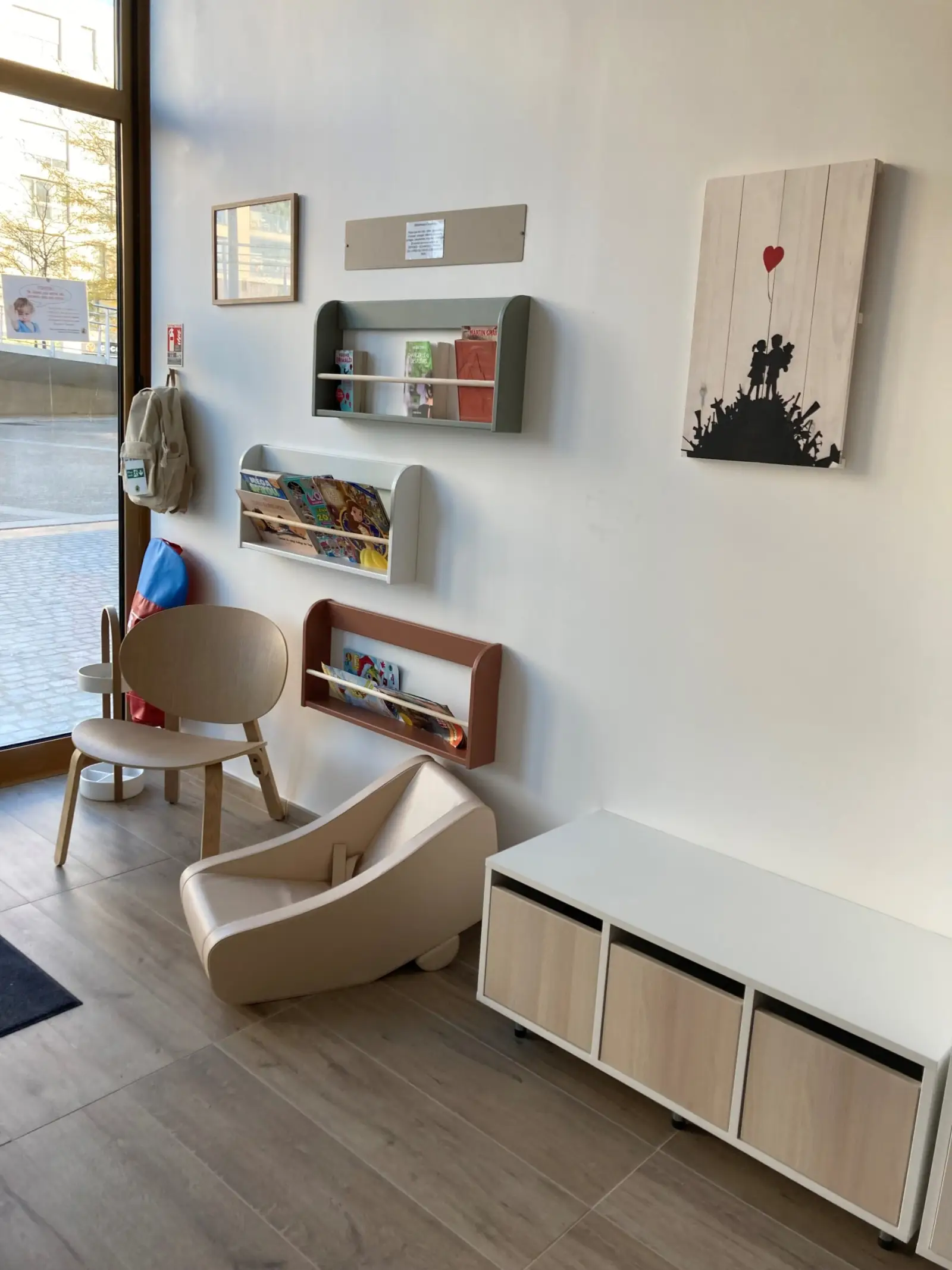Coin lecture et étagères à livres à hauteur d'enfant à la crèche de Bobigny Écocité