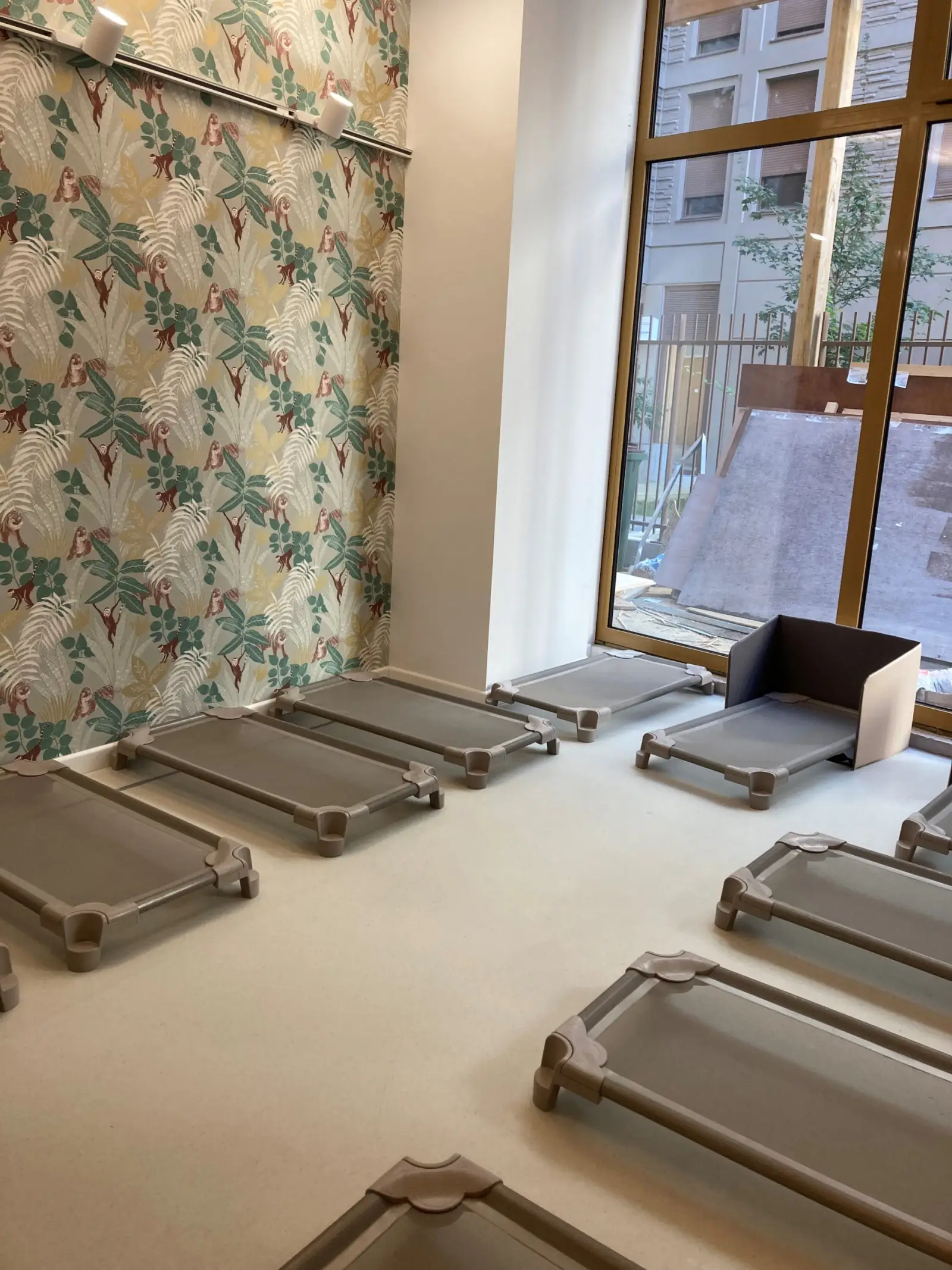 Espace sieste sur le thème de la jungle à la crèche de Bobigny Écocité