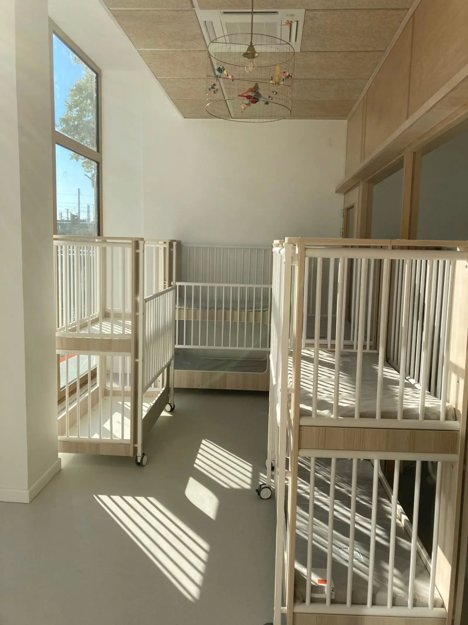 Dortoir lumineux avec lits à barreaux à la crèche de Bobigny Écocité