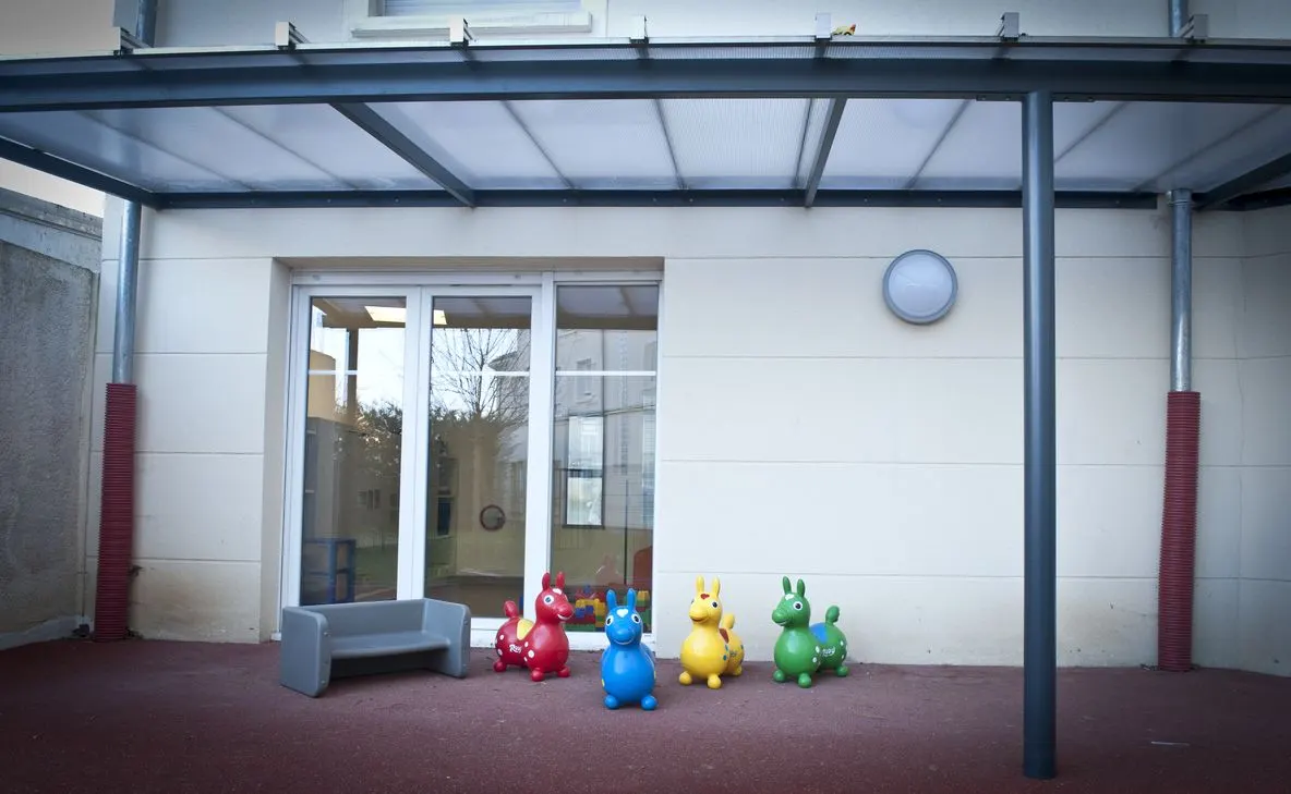 Préau extérieur avec jeux de la crèche La Maison Kangourou Vaires