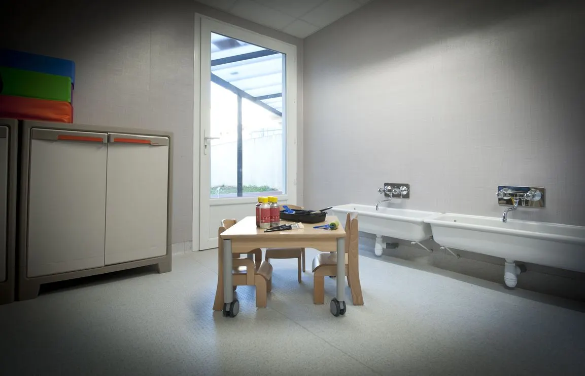Salle d'activités et de jeu d'eau de la crèche La Maison Kangourou Vaires