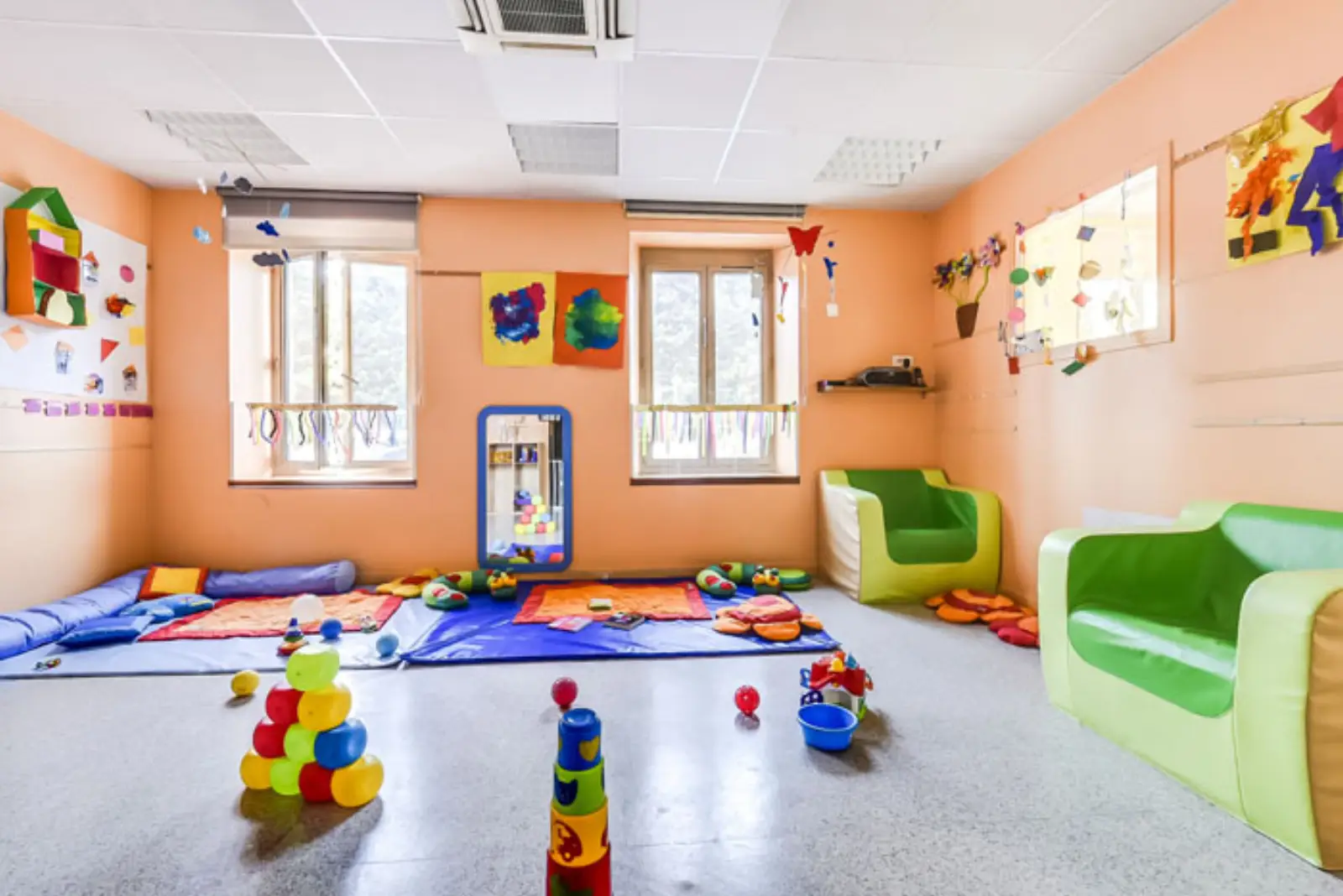 Salle d'éveil de la crèche Pavillon Victor à Marseille